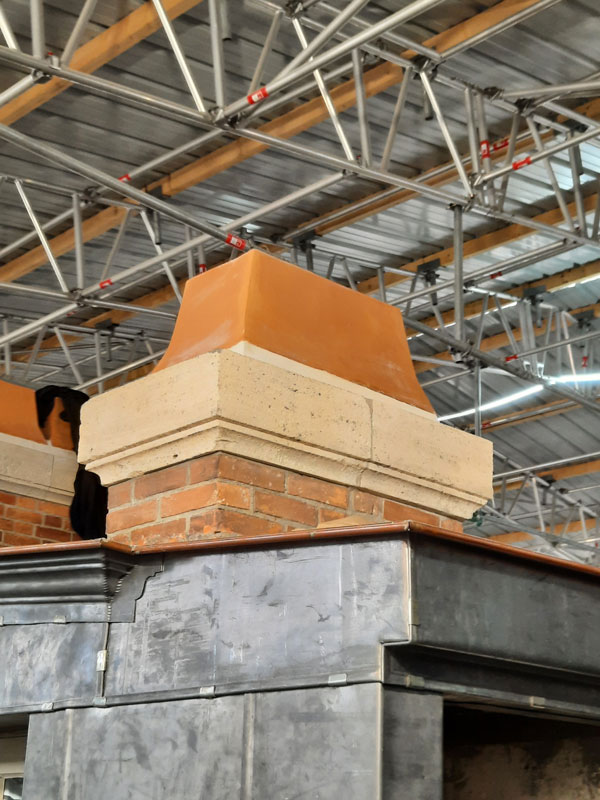 Renaissance du Patrimoine: Les Mitres de la Sologne sur le toit du Château de Versaille