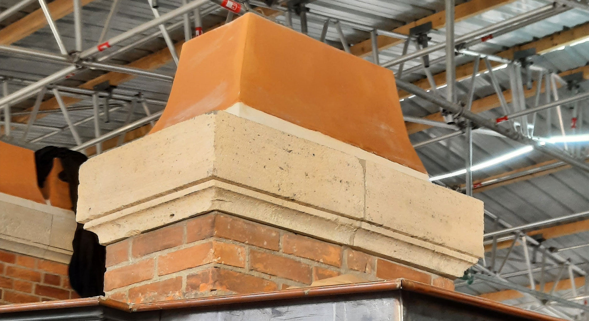 Renaissance du Patrimoine: Les Mitres de la Sologne sur le toit du Château de Versaille installation